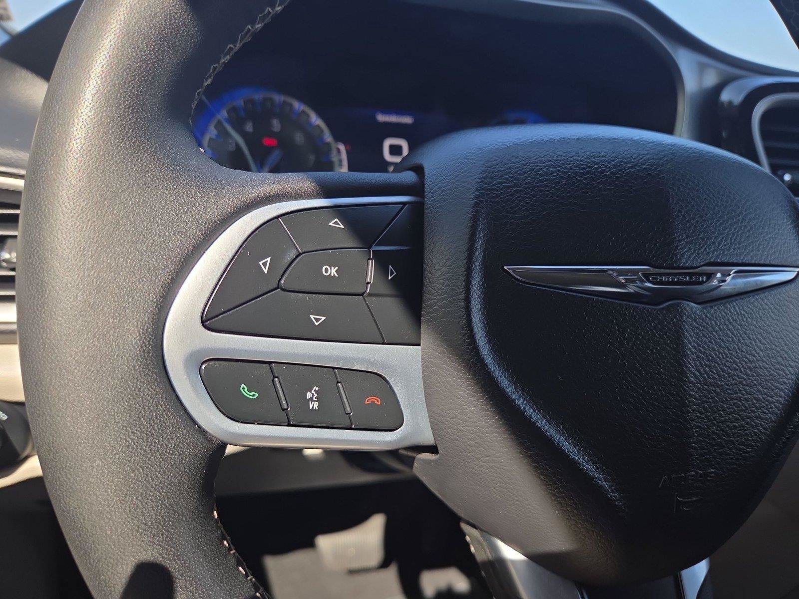 Used 2023 Chrysler Pacifica Touring-L FWD image 17