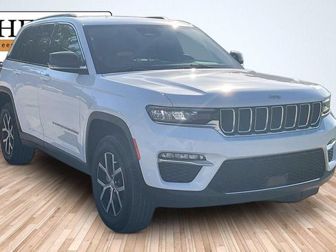 Used 2025 Jeep Grand Cherokee Limited AWD/4WD image 2