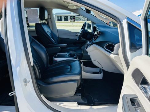 Used 2023 Chrysler Pacifica Touring-L image 33