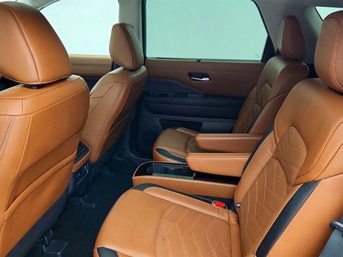 Used 2023 Nissan Pathfinder Platinum image 13