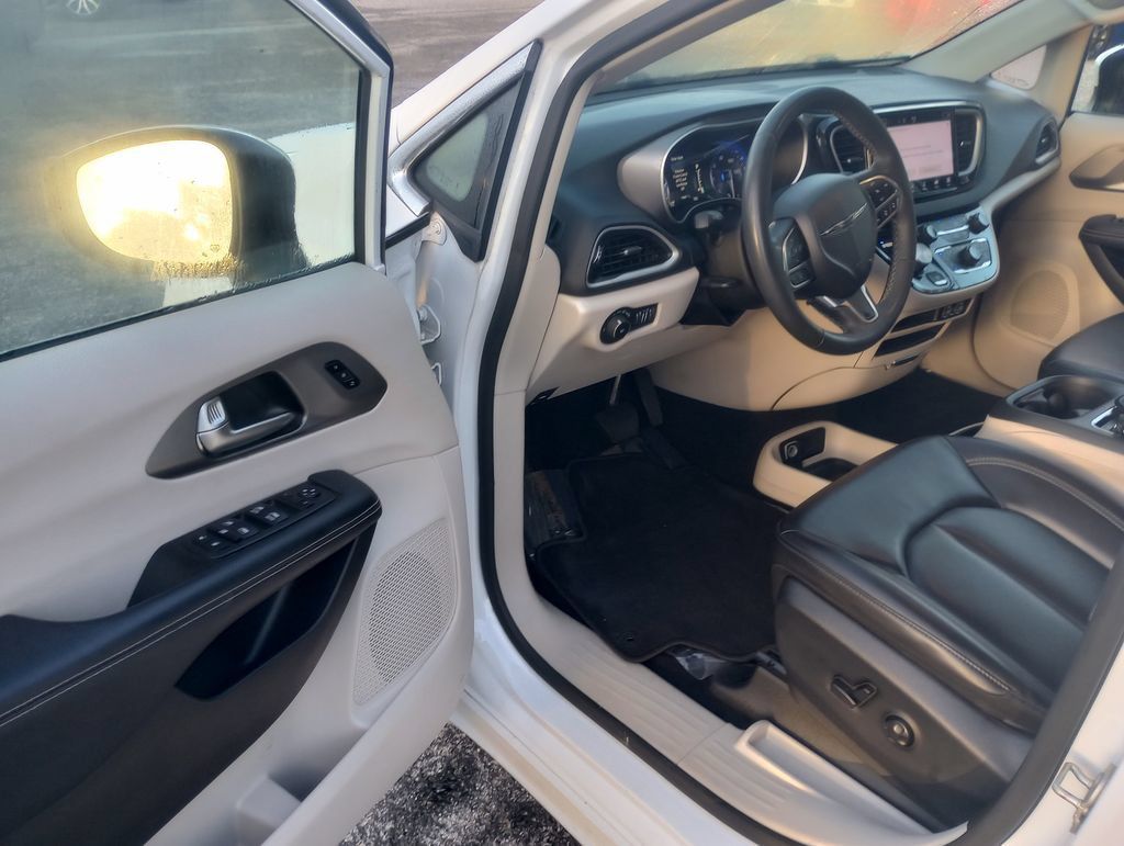 Used 2023 Chrysler Pacifica Touring-L FWD image 21
