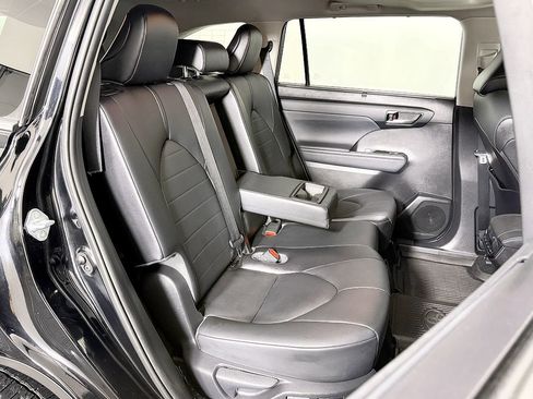 Used 2021 Toyota Highlander XLE image 47