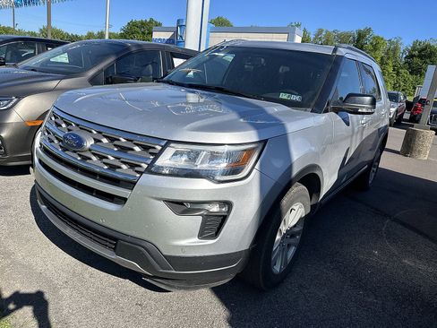 Used 2018 Ford Explorer XLT w/ Equipment Group 202A AWD/4WD image 5