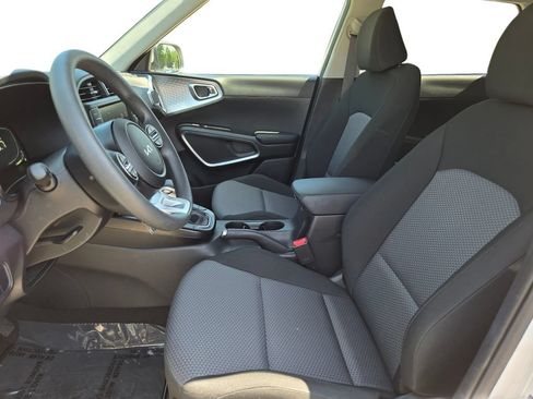 Certified 2025 Kia Soul LX w/ LX Technology Package FWD image 18