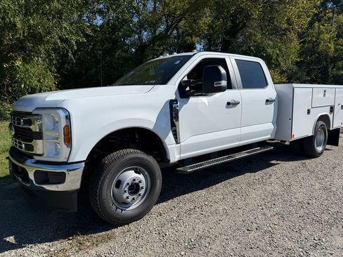 New 2026 Ford F350 4x4 Crew Cab DRW Super Duty image 3