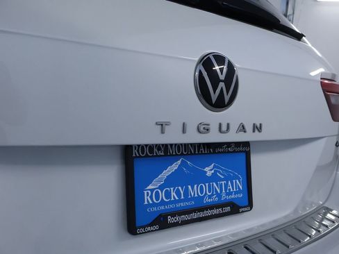 Used 2023 Volkswagen Tiguan SE image 9