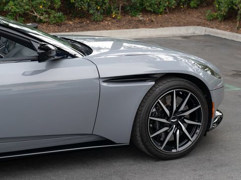 Used 2022 Aston Martin DB11 Volante RWD image 10