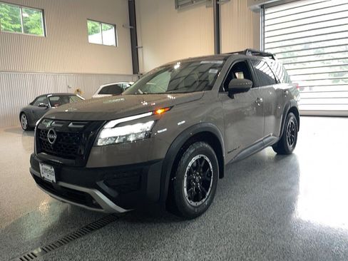Used 2025 Nissan Pathfinder Rock Creek AWD/4WD image 3