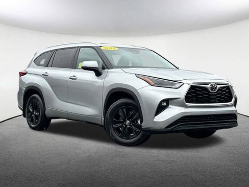 Used 2023 Toyota Highlander XLE image 2