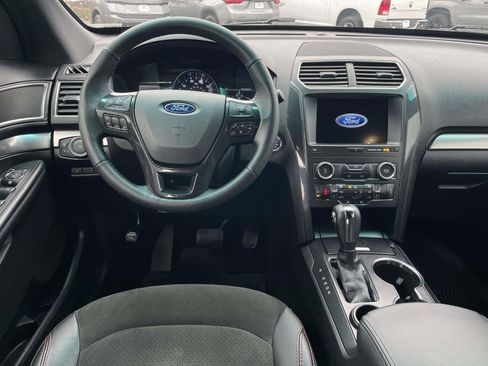 Used 2019 Ford Explorer XLT w/ Equipment Group 202A image 8