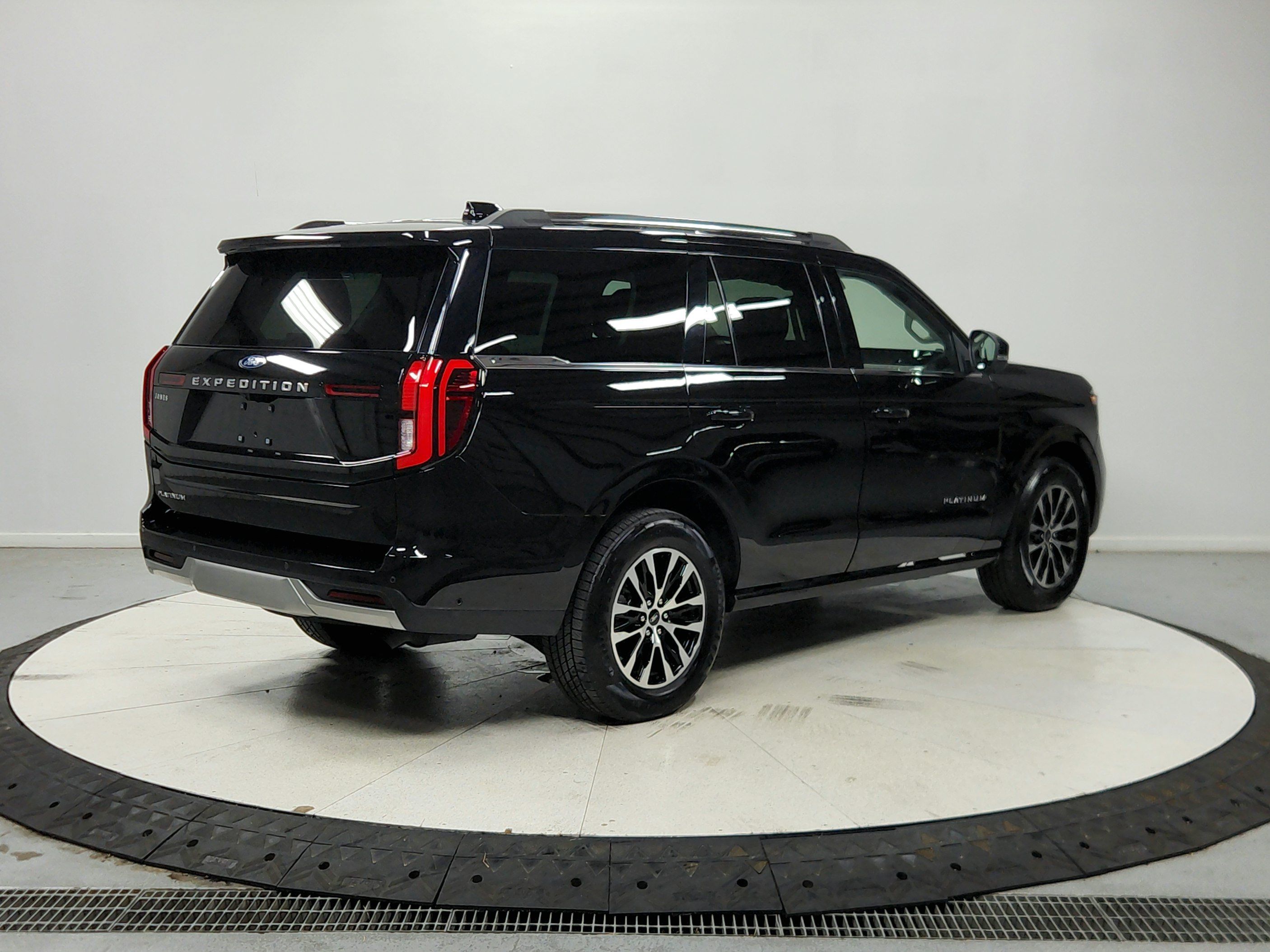 Used 2025 Ford Expedition Platinum AWD/4WD image 8