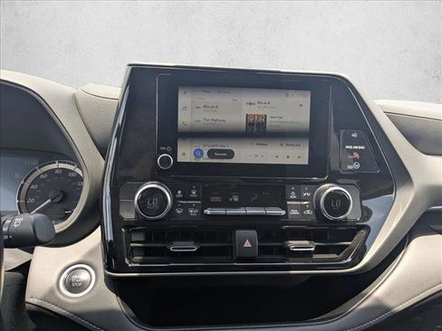 Used 2024 Toyota Highlander LE AWD/4WD image 12