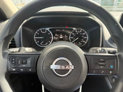 Used 2024 Nissan Rogue SV image 10