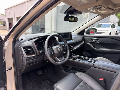 Used 2025 Nissan Rogue Platinum AWD/4WD image 10