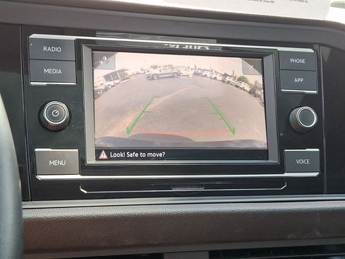 Certified 2023 Volkswagen Jetta SE w/ Panoramic Sunroof Package FWD image 18