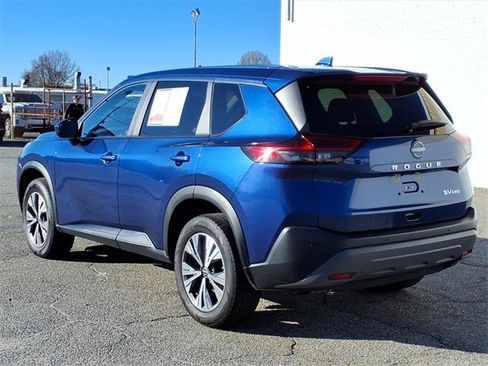 Used 2023 Nissan Rogue SV image 3
