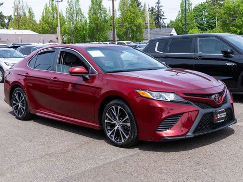 Used 2018 Toyota Camry SE FWD image 1