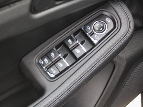 Used 2023 Porsche Macan AWD/4WD image 19