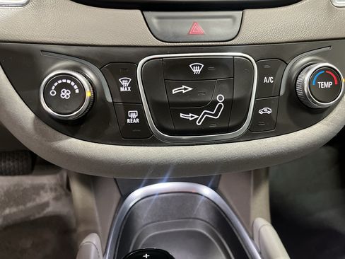 Used 2018 Chevrolet Malibu LT FWD image 14