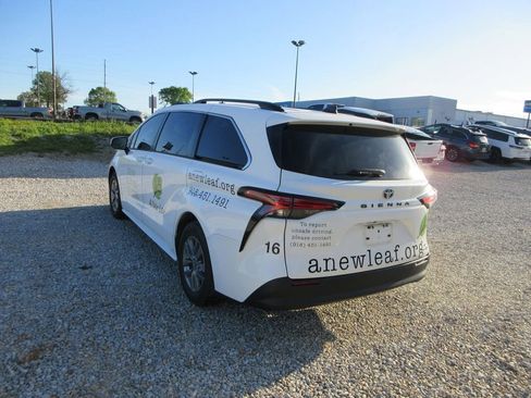 Used 2022 Toyota Sienna LE FWD image 4