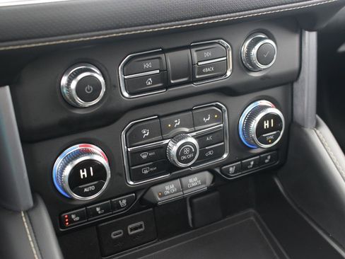 Used 2023 GMC Yukon SLT w/ SLT Premium Package image 30