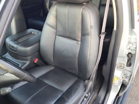 Used 2013 Chevrolet Avalanche LT image 18