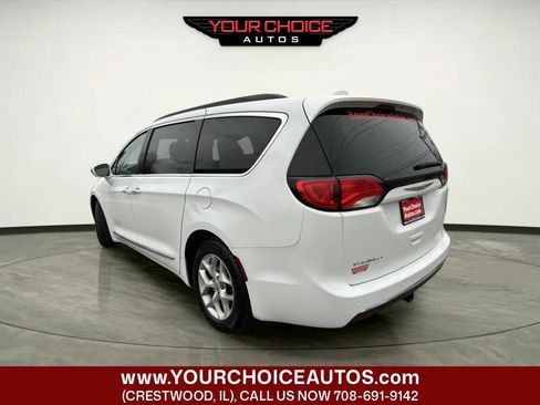 Used 2017 Chrysler Pacifica Touring-L w/ Tire & Wheel Group FWD image 3