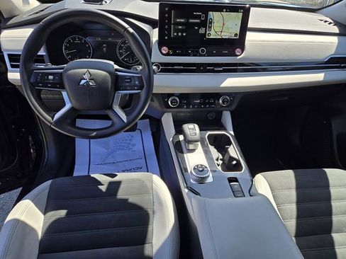 Used 2025 Mitsubishi Outlander SE image 30