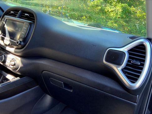 Used 2023 Kia Soul LX w/ LX Technology Package image 18