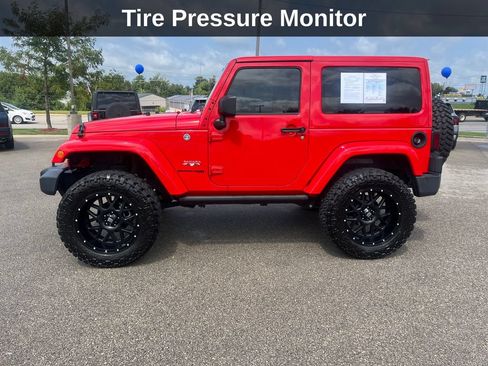 Used 2018 Jeep Wrangler Sahara w/ Connectivity Group AWD/4WD image 2