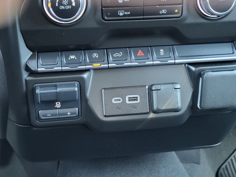 Used 2025 Chevrolet Silverado 1500 Custom image 22