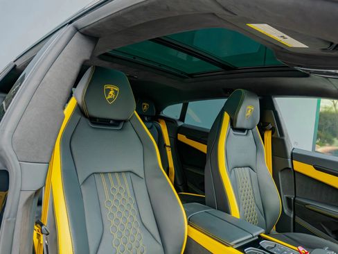 Used 2025 Lamborghini Urus SE AWD/4WD image 63