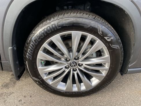 Certified 2025 Toyota Highlander Platinum image 19