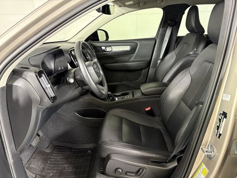 Used 2024 Volvo XC40 B5 Core image 16