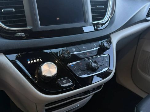 Used 2018 Chrysler Pacifica Touring-L FWD image 10