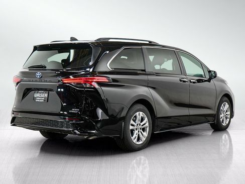 Used 2023 Toyota Sienna XSE AWD/4WD image 5