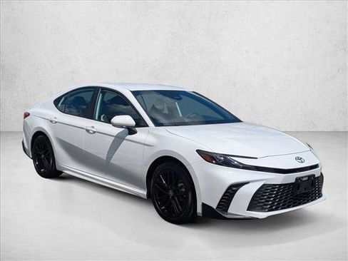 Used 2025 Toyota Camry SE image 3