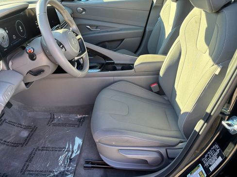 Used 2025 Hyundai Elantra SEL image 23