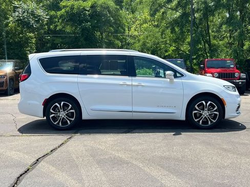 Used 2024 Chrysler Pacifica Pinnacle AWD/4WD image 51