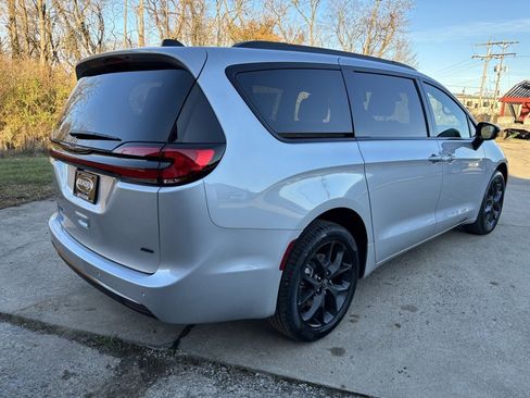 New 2026 Chrysler Pacifica Select image 7