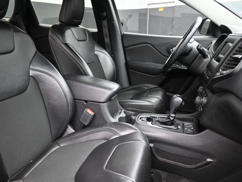 Used 2020 Jeep Cherokee Latitude Plus FWD image 28