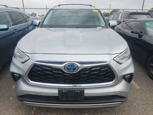 Used 2021 Toyota Highlander Platinum AWD/4WD image 2