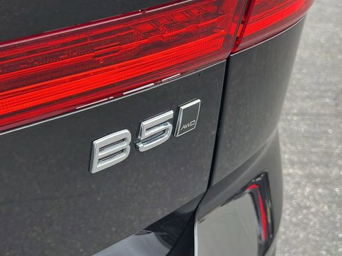 Used 2022 Volvo XC60 B5 Momentum w/ Climate Package image 19