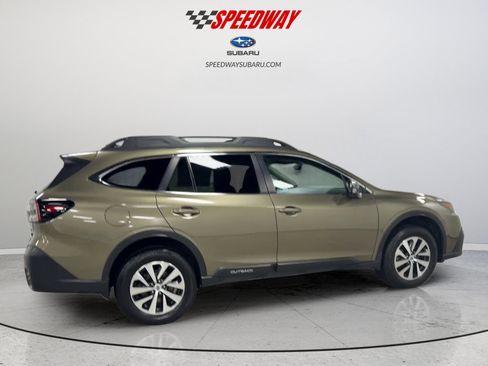 Used 2022 Subaru Outback Premium AWD/4WD image 5