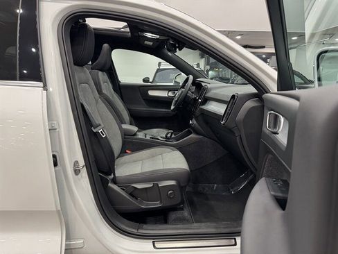 Used 2025 Volvo XC40 B5 Core image 9