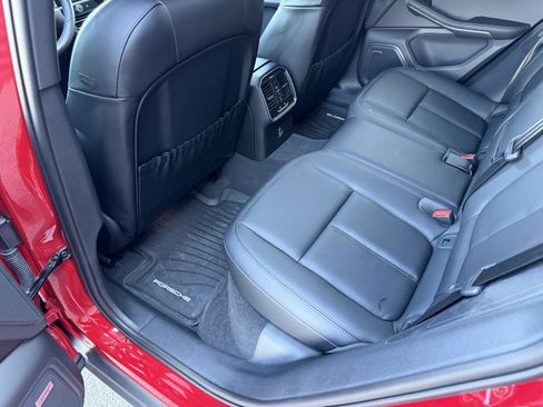 Certified 2025 Porsche Macan image 16