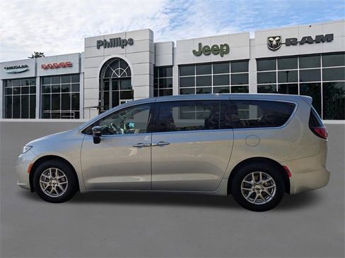 Certified 2024 Chrysler Pacifica Touring-L image 6