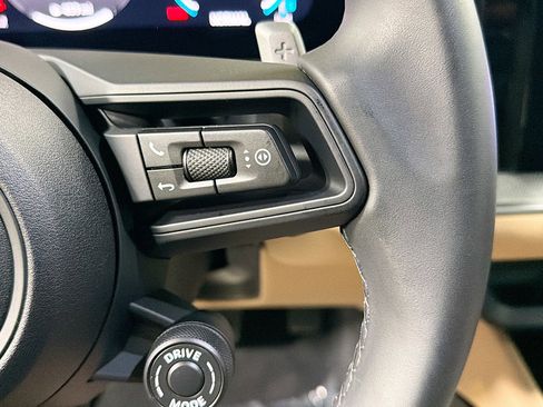 Used 2025 Porsche Cayenne Coupe image 38