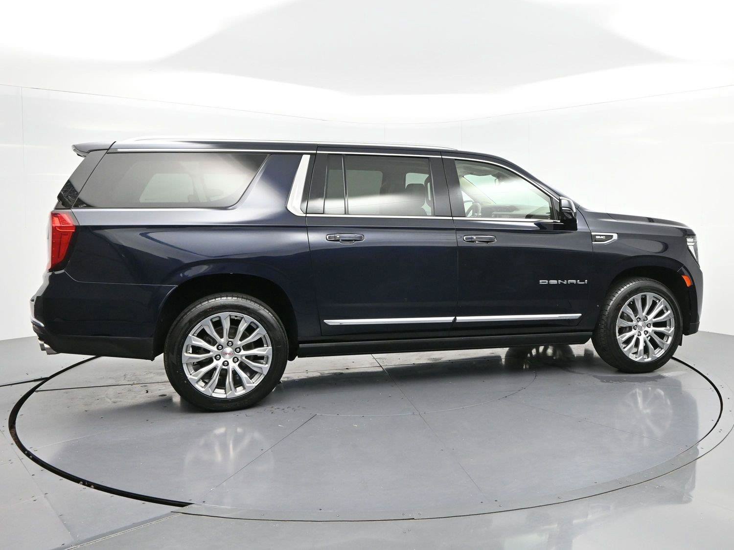 Used 2023 GMC Yukon XL Denali AWD/4WD image 8