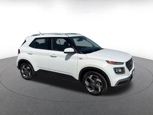 Used 2025 Hyundai Venue SEL FWD image 2